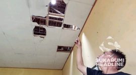Seorang warga menunjuk bagian atap yang ambruk di ruang kelas 5 SD Negeri Ciherang, Desa Cijangkar, Kecamatan Nyalindung, Sukabumi, Jawa Barat, Sabtu (9/3/2024) sekitar pukul 17:00 WIB. l Budiyanto
