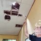 Seorang warga menunjuk bagian atap yang ambruk di ruang kelas 5 SD Negeri Ciherang, Desa Cijangkar, Kecamatan Nyalindung, Sukabumi, Jawa Barat, Sabtu (9/3/2024) sekitar pukul 17:00 WIB. l Budiyanto