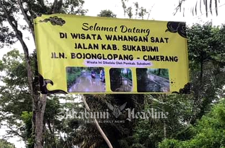 Spanduk protes berisi tulisan sarkasme, "Selamat Datang di Wisata Wahangan Saat Jalan Kabupaten Jl. Bojonglopang - Cimerang