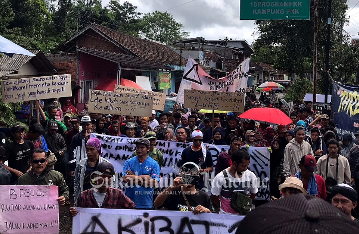 Aksi unjuk rasa memprotes jalan rusak di Sukabumi. - Ujang Priatman