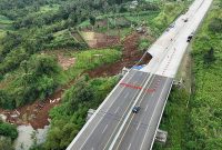 Longsor Jalan Tol Bocimi Seksi 2 kilometer 64, Ciambar, Sukabumi. - Istimewa