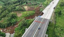 Longsor Jalan Tol Bocimi Seksi 2 kilometer 64, Ciambar, Sukabumi. - Istimewa