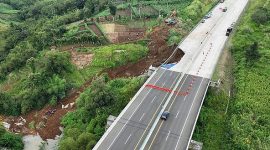 Longsor Jalan Tol Bocimi Seksi 2 kilometer 64, Ciambar, Sukabumi. - Istimewa