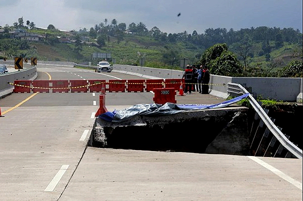 Evakuasi mobil terperosok longsor di Jalan Tol Bocimi Seksi 2 kilometer 64, Ciambar, Sukabumi. - Istimewa