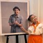 Gewa Atlana Syamayim Latuihamallo dengan latar belakang foto Glenn Fredly. - Instagram