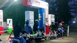 Antrian sepeda motor di SPBU Leuwiorok, Sukabumi. - sukabumiheadline.com