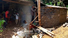 Pengembang perumahan Bumi Mutiara Indah 6 memperbaiki rumah warga yang rusak akibat luapan air. - Anry Wijaya