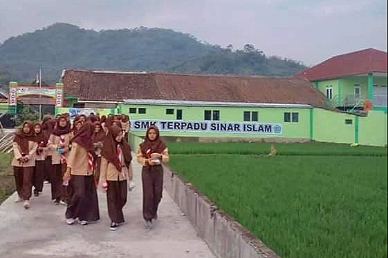 Suasana di lingkungan sekolah Sinar Islam, Sukabumi - Sinar Islam