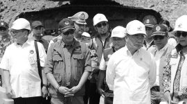 Muhajir Effendy didampingi Kepala BNPB Suharyanto disambut Wakil Bupati Sukabumi Iyos Somantri - Istimewa