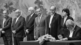 14 kelompok Palestina menandatangani deklarasi Beijing disaksikan Menlu China Wang Yi (tengah).