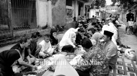 Sambut 10 Muharram 1446 H, warga RW 10 Sukamulya Sukabumi botram nasi liwet di Jalan Desa - Istimewa