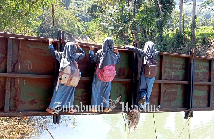 Miris, pelajar di Sukabumi setiap hari harus lewati jembatan miring Sungai Cikaso untuk ke sekolah - Budiyanto