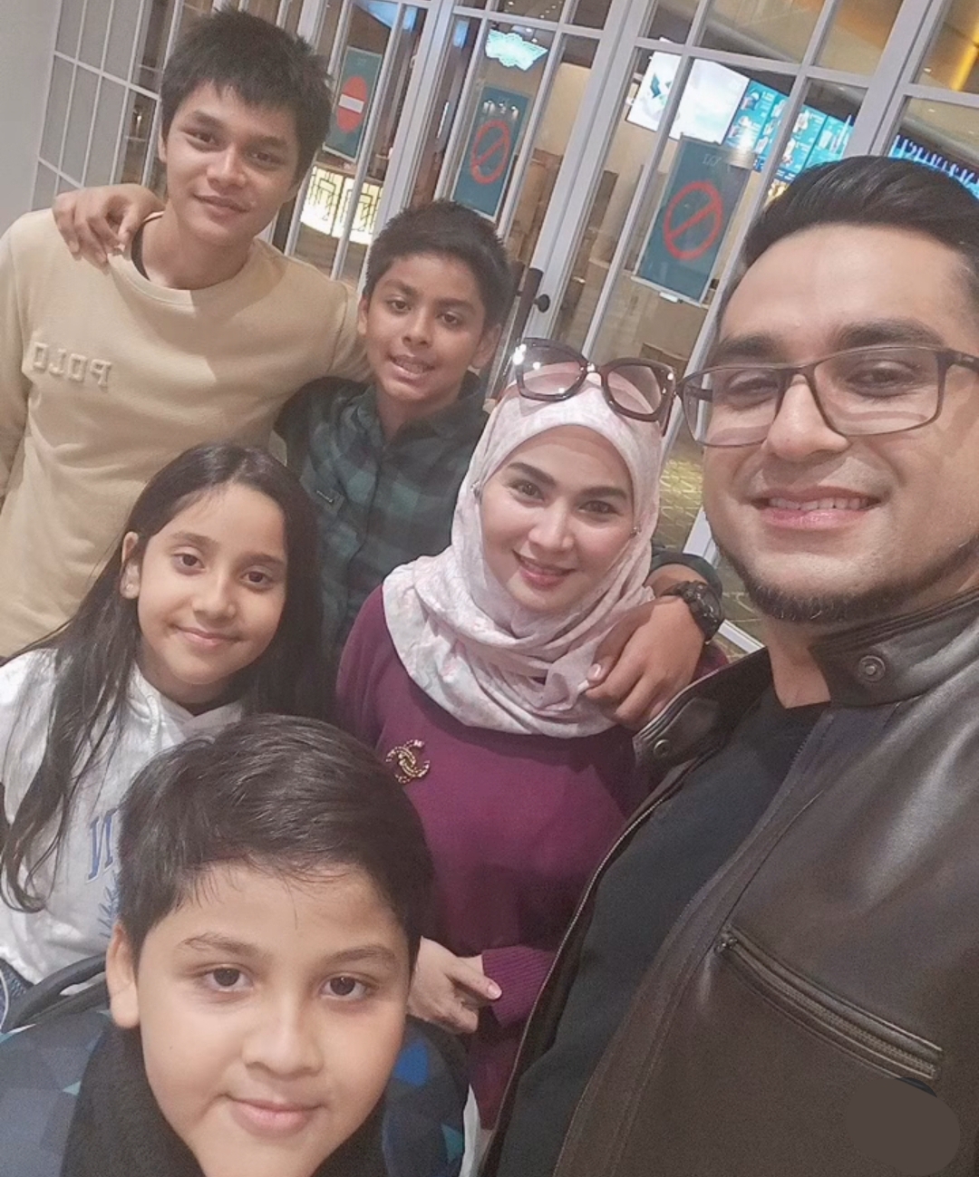 Kllia Florita bersama Bobby Maulana dan anak-anaknya