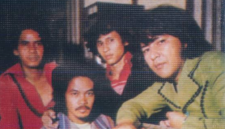 May Sumarna (kemeja hijau paling kanan) dan personel Madesya Group - Istimewa