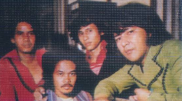 May Sumarna (kemeja hijau paling kanan) dan personel Madesya Group - Istimewa