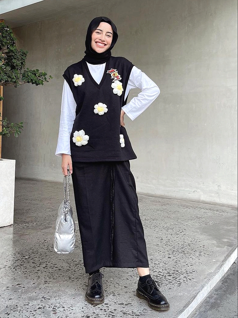 Wanita Sukabumi, ini 5 outfit monokrom simpel, stylish dan wudhu-friendly 1 Outfit monokrom simpel dan stylish
