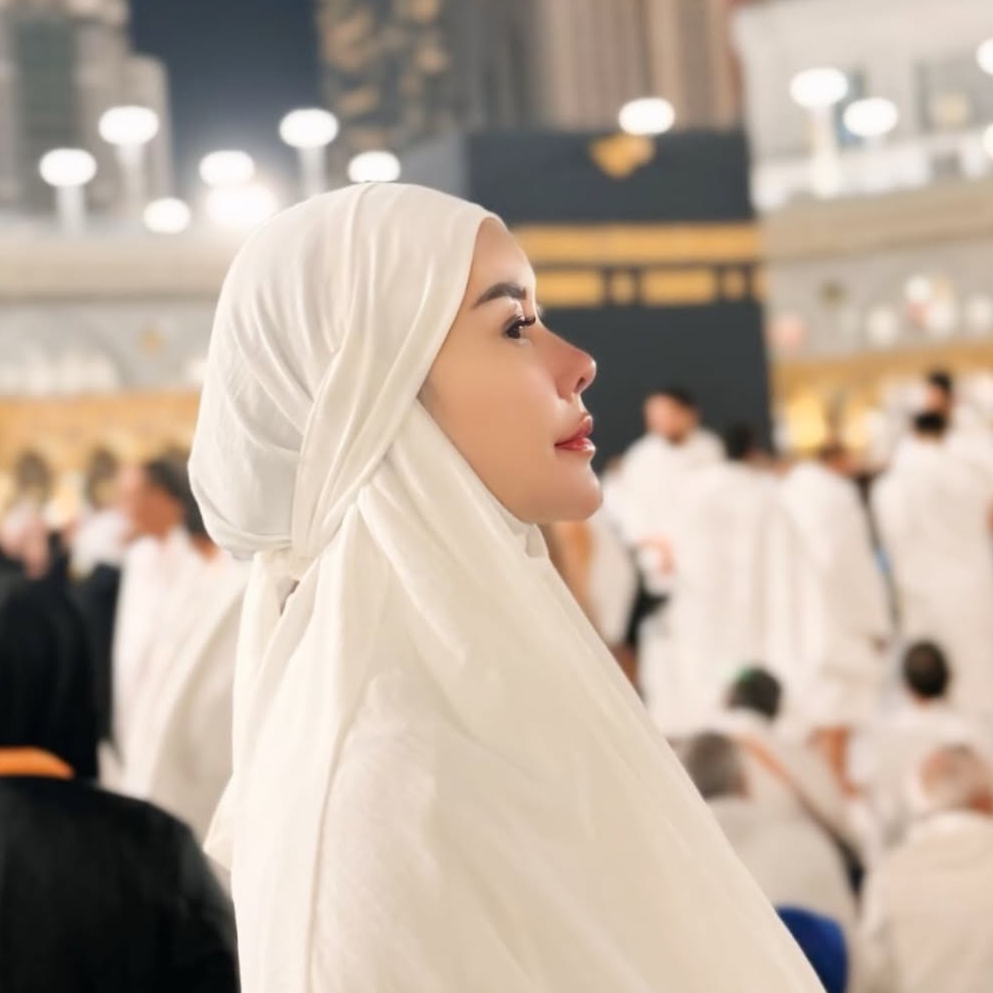 6 alasan mojang Sunda ini cocok jadi pendamping Kang Dedi Mulyadi, punya kriteria suami KDM banget 3 Aura Kasih umrah