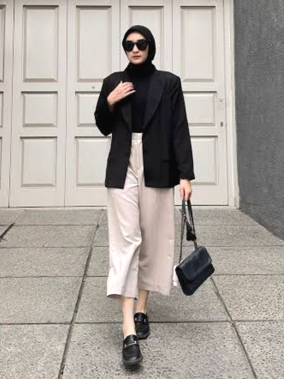 Hijabers Sukabumi bingung outfit untuk ke mal? Ini 5 model hijab dijamin nyaman dan stylish 1 Blazer Hitam dan High Waist Pants - Inggrid Yulika