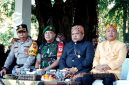 Ketua DPRD Kabupaten Sukabumi (kedua dari kanan) mengikuti peringatan Hardiknas 2025 - Setwan DPRD Kabupaten Sukabumi