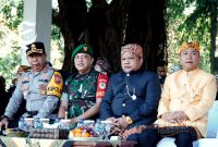 Ketua DPRD Kabupaten Sukabumi (kedua dari kanan) mengikuti peringatan Hardiknas 2025 - Setwan DPRD Kabupaten Sukabumi