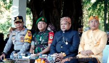 Ketua DPRD Kabupaten Sukabumi (kedua dari kanan) mengikuti peringatan Hardiknas 2025 - Setwan DPRD Kabupaten Sukabumi