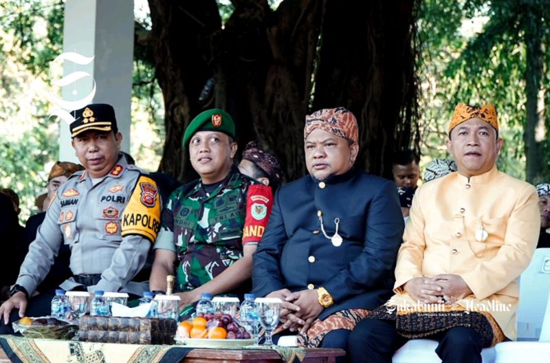 Ketua DPRD Kabupaten Sukabumi (kedua dari kanan) mengikuti peringatan Hardiknas 2025 - Setwan DPRD Kabupaten Sukabumi