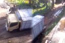 Truk tak kuat nanjak di jalan rusak Nyalindung Sukabumi - Dian Haryanti
