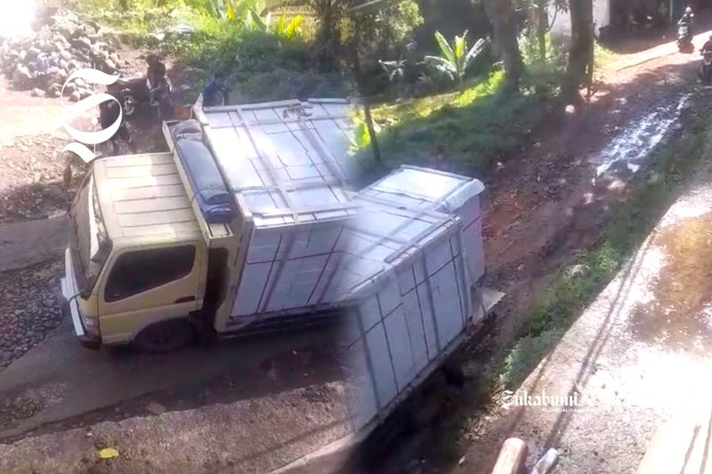 Truk tak kuat nanjak di jalan rusak Nyalindung Sukabumi - Dian Haryanti