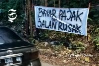 Ratusan km jalan Kabupaten Sukabumi rusak, warga pertanyakan uang pajak - sukabumiheadline.com