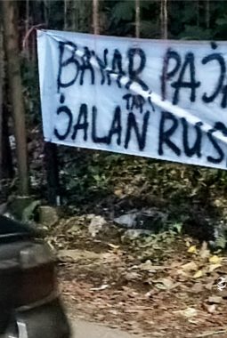 Ratusan km jalan Kabupaten Sukabumi rusak, warga pertanyakan uang pajak