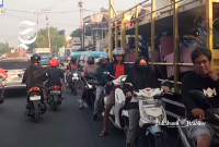 Kemacetan di depan PT Daehan Global, Cibadak, Kabupaten Sukabumi - Hera Iskandar