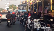Kemacetan di depan PT Daehan Global, Cibadak, Kabupaten Sukabumi - Hera Iskandar