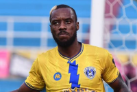 Kpah Sherman, striker Pahang FC (jesey kuning) saat berlaga di Liga Malaysia - Malaysia Gazzette