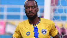 Kpah Sherman, striker Pahang FC (jesey kuning) saat berlaga di Liga Malaysia - Malaysia Gazzette