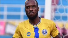 Kpah Sherman, striker Pahang FC (jesey kuning) saat berlaga di Liga Malaysia - Malaysia Gazzette
