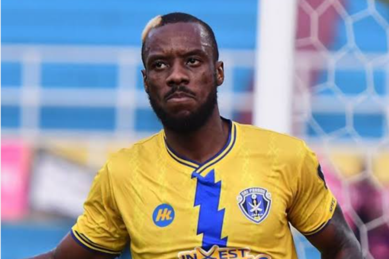 Kpah Sherman, striker Pahang FC (jesey kuning) saat berlaga di Liga Malaysia - Malaysia Gazzette