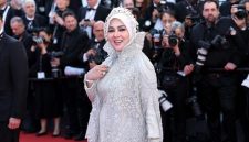 Wanita Sukabumi pertama di Festival Film Cannes 2025, gaun Syahrini langgar aturan - WireImage/Daniele Venturelli