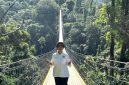 Titiek Soerharto berpose di atas Jembatan Gantung Situgunung, Kabupaten Sukabumi - Instagram
