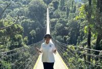 Titiek Soerharto berpose di atas Jembatan Gantung Situgunung, Kabupaten Sukabumi - Instagram