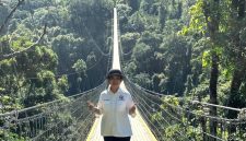 Titiek Soerharto berpose di atas Jembatan Gantung Situgunung, Kabupaten Sukabumi - Instagram
