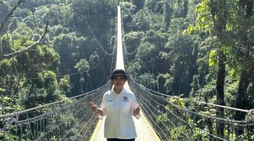 Titiek Soerharto berpose di atas Jembatan Gantung Situgunung, Kabupaten Sukabumi - Instagram