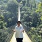 Titiek Soerharto berpose di atas Jembatan Gantung Situgunung, Kabupaten Sukabumi - Instagram