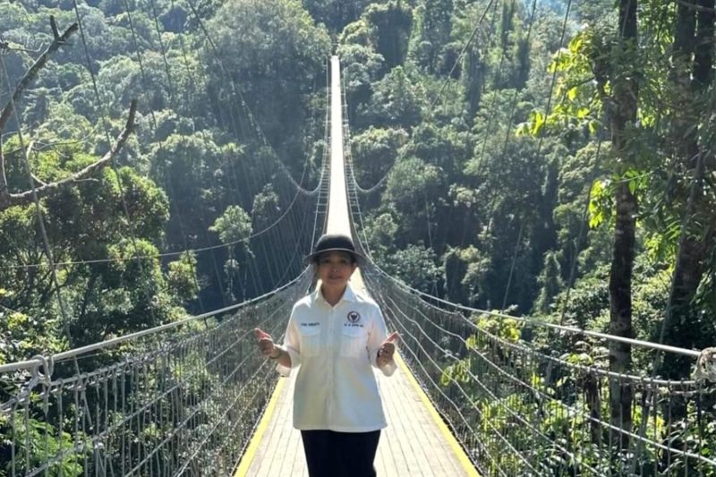 Titiek Soerharto berpose di atas Jembatan Gantung Situgunung, Kabupaten Sukabumi - Instagram