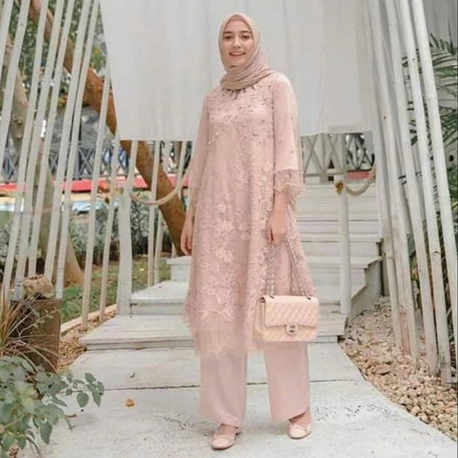 5 model brokat elegan untuk Wanita Sukabumi usia 40+ 3 Tunik Brokat kombinasi celana panjang