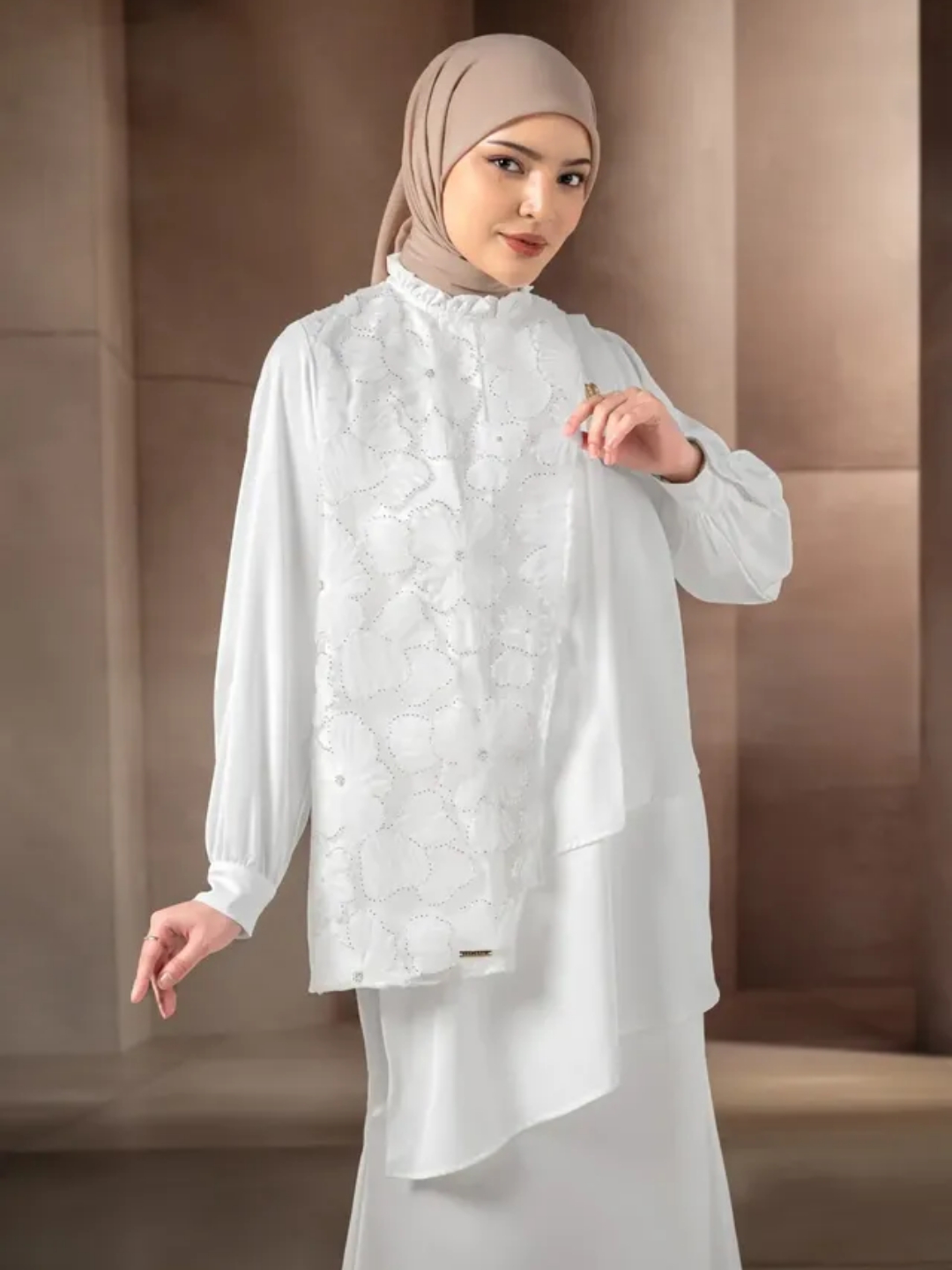 5 model tunik kekinian untuk Hijabers Sukabumi silaturahim Idul Adha 2 Tunik Kombinasi Lace Bunga 3D