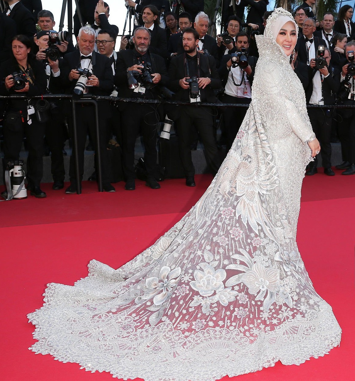 Wanita Sukabumi pertama di Festival Film Cannes 2025, gaun Syahrini langgar aturan 1 Wanita Sukabumi pertama di Festival Film Cannes 2025, gaun Syahrini langgar aturan