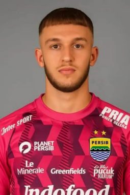 Profil dan statistik Adam Przybek, kiper anyar Persib
