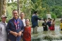Anies Baswedan bangun jembatan gantung di Bantargadung, Sukabumi - Facebook Anies Baswedan