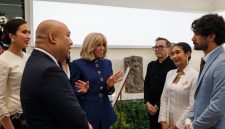Brigitte Macron (blouse biru) dan Happy Salma (kebaya putih) - Instagram