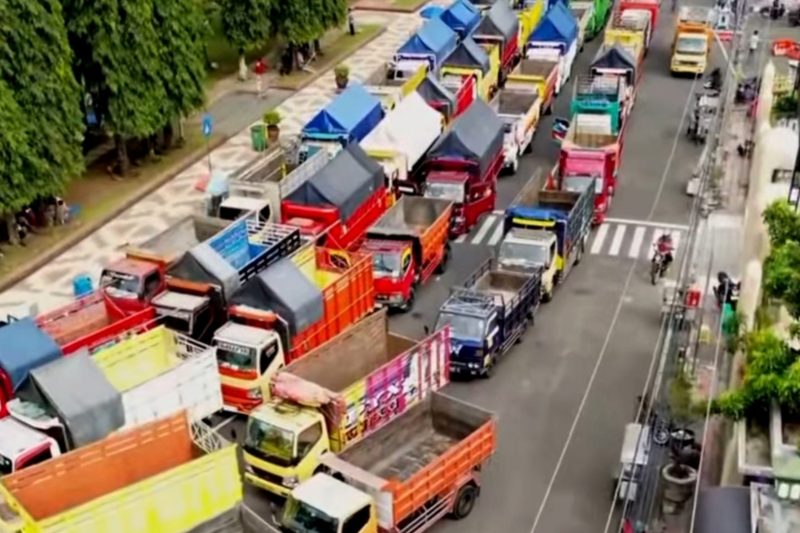 Aksi demonstrasi sopir truk ODOL - Istimewa